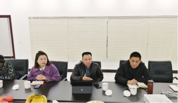 陪同政府園區(qū)對(duì)接考察聚合物鋰離子電池投資選址項(xiàng)目，明晰合作事宜，推進(jìn)項(xiàng)目落實(shí)