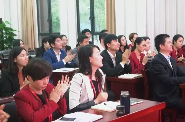 東方龍商務(wù)召開委托招商引資提升服務(wù)專題會(huì)議，建立VIP服務(wù)體系