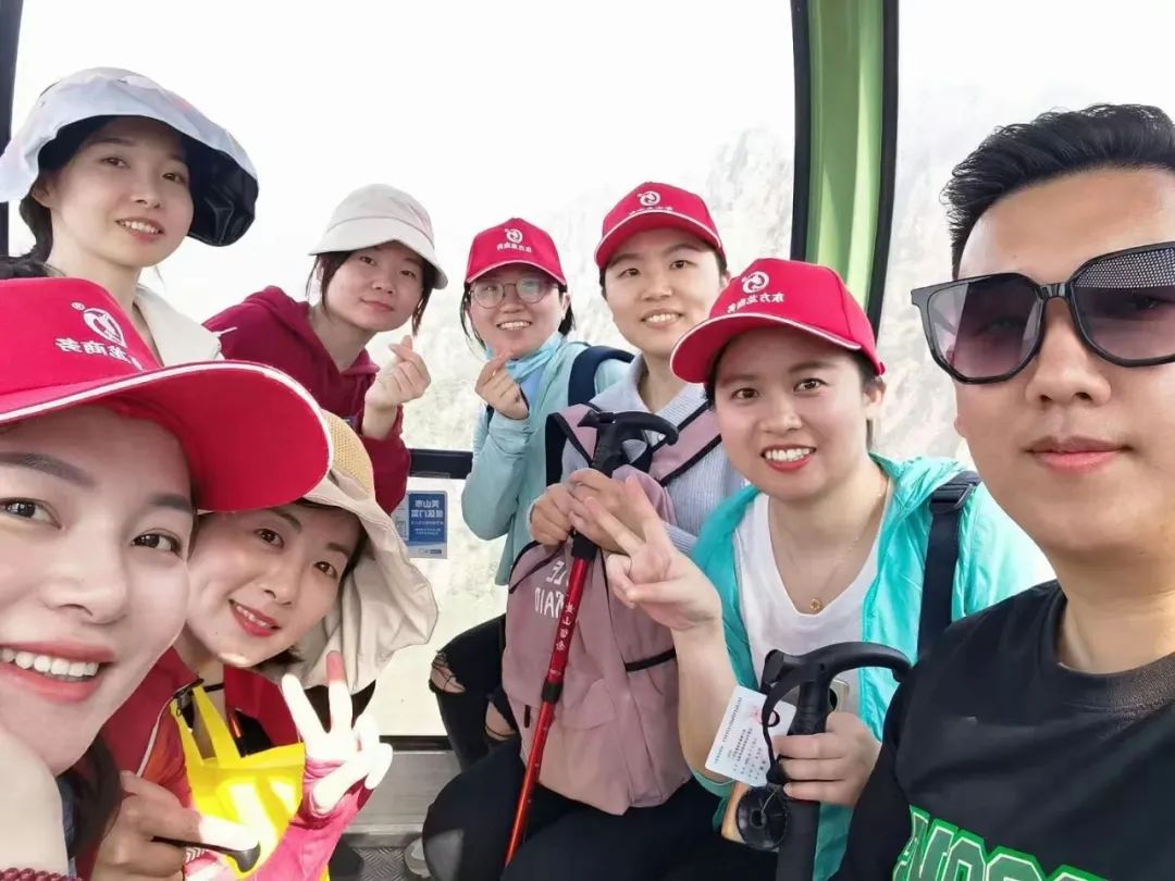 東方龍商務(wù)與春天有個約會！集團(tuán)100余人赴安徽黃山“團(tuán)建”，太嗨了！“奔跑二季度”——我們準(zhǔn)備好了！
