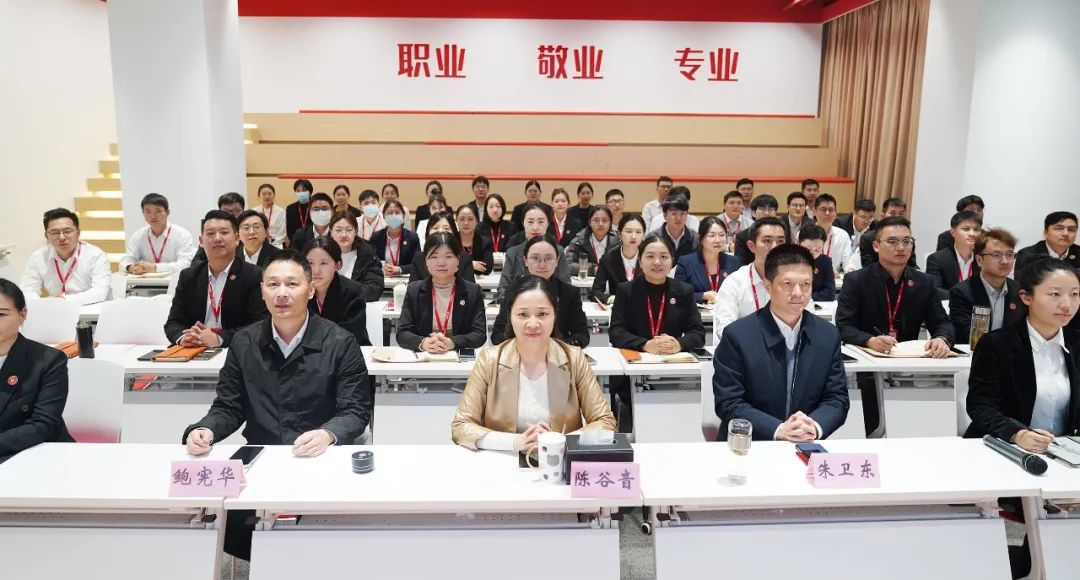 承接進(jìn)博效應(yīng)，推進(jìn)全球招商！11月上旬，集團(tuán)共40個優(yōu)質(zhì)投資選址項目通過評估